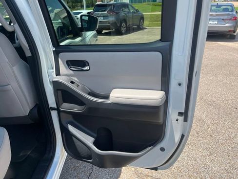 Used 2025 Nissan Frontier SV w/ SV Convenience Package RWD image 15