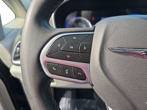 Used 2022 Chrysler Pacifica Touring-L FWD image 17