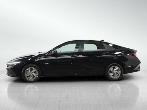 Certified 2025 Hyundai Elantra SE FWD image 2