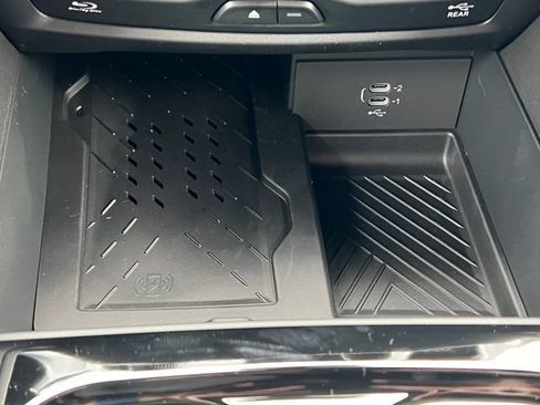 New 2026 Chrysler Pacifica Limited w/ Uconnect Theater Family Group image 31