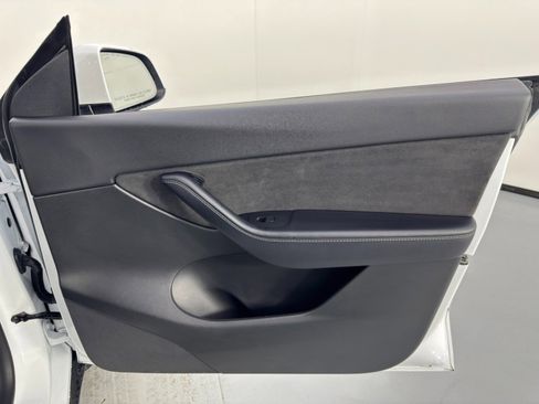 Used 2021 Tesla Model Y Long Range image 42