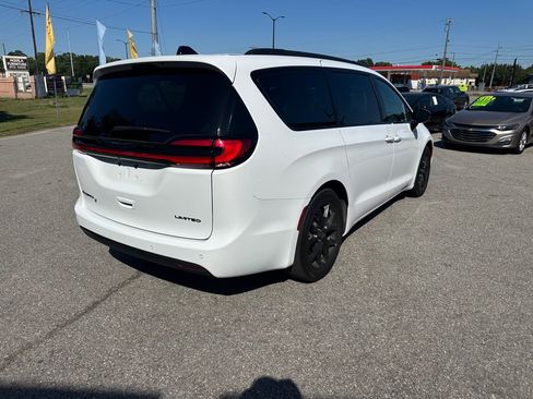 Used 2025 Chrysler Pacifica Limited FWD image 5