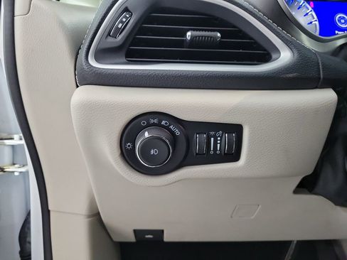 Used 2023 Chrysler Pacifica Touring-L FWD image 13