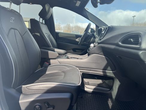 Used 2023 Chrysler Pacifica Limited w/ Uconnect Theater Family Group image 26