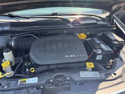 Used 2014 Chrysler Town & Country Touring image 17