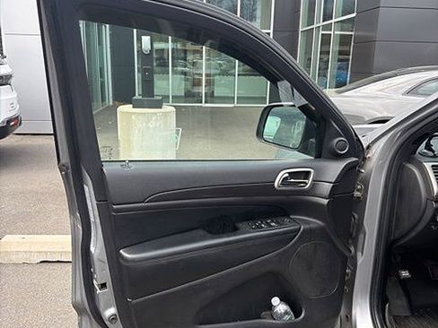 Used 2018 Jeep Grand Cherokee Laredo AWD/4WD image 2
