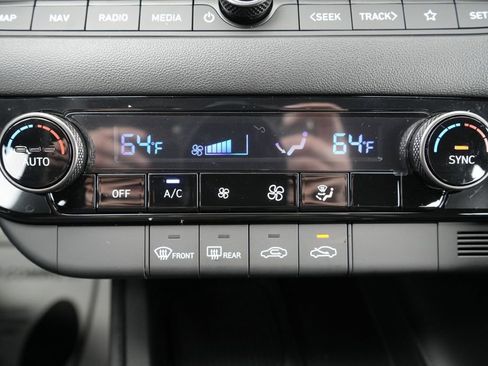 Used 2025 Hyundai Elantra SEL image 34