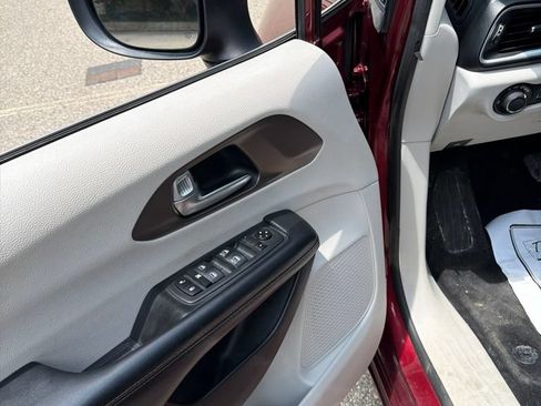 Used 2019 Chrysler Pacifica LX w/ Cold Weather Group FWD image 10