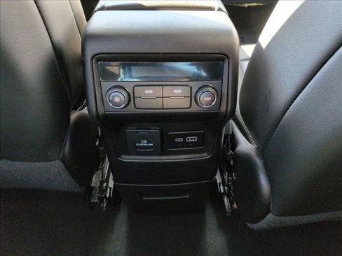 Used 2023 GMC Acadia SLT image 16