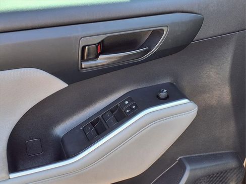 Used 2022 Toyota Highlander LE image 16