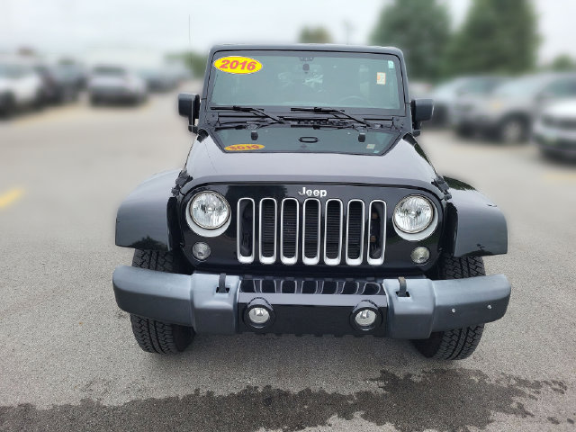 Used 2016 Jeep Wrangler Unlimited Sahara w/ Connectivity Group AWD/4WD image 8