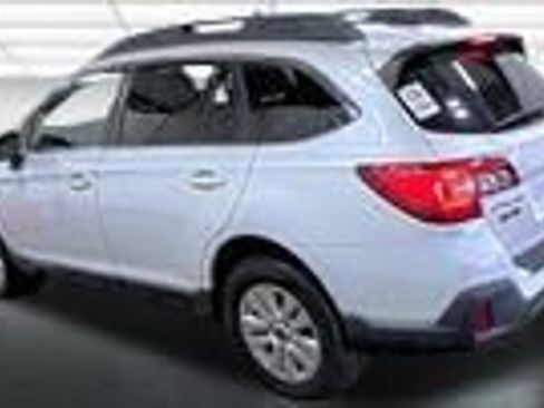 Used 2018 Subaru Outback 2.5i Premium image 3