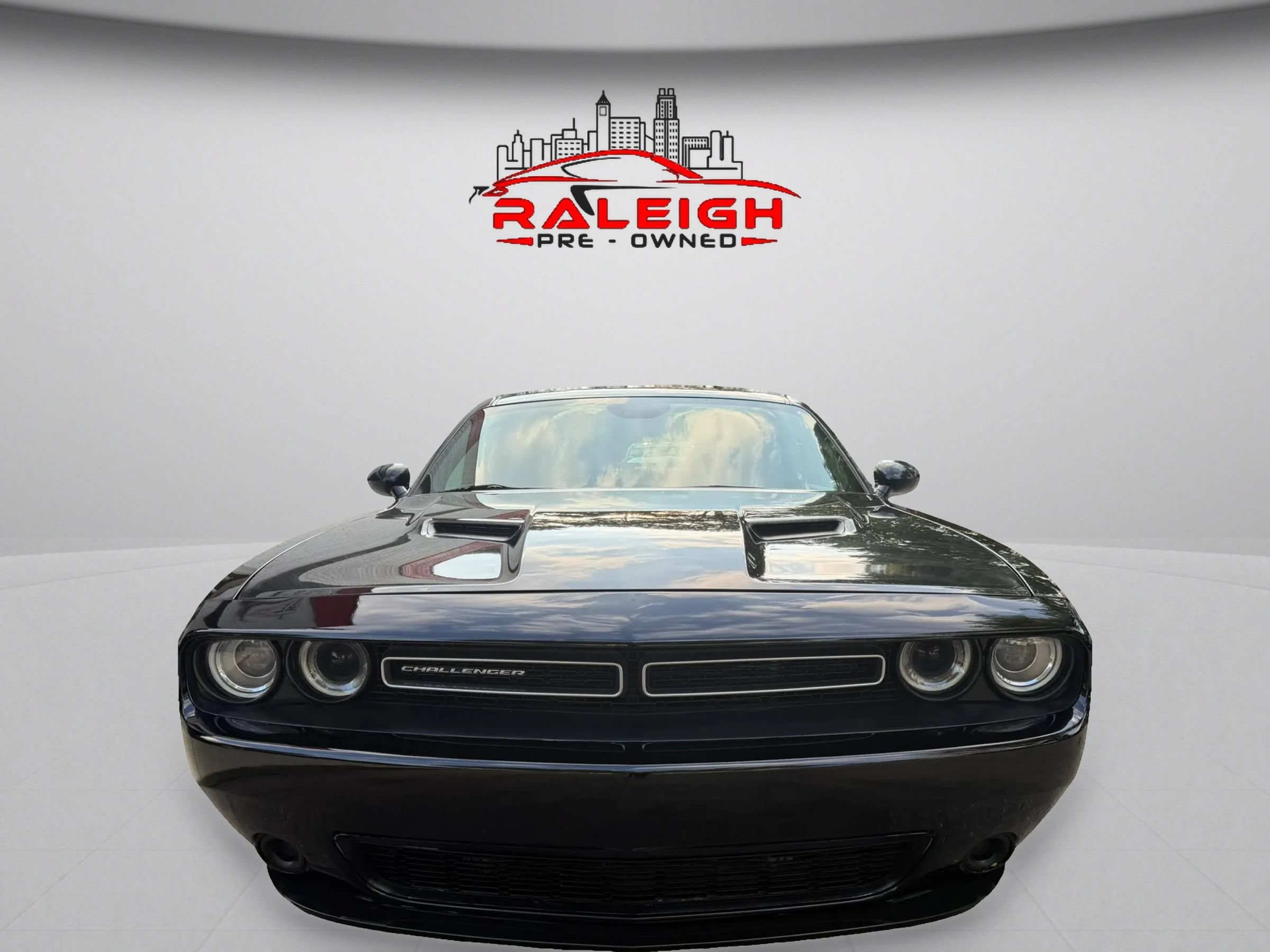 Used 2016 Dodge Challenger SXT RWD image 3