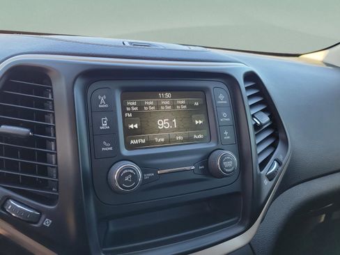 Used 2018 Jeep Cherokee Latitude w/ Altitude Package image 16