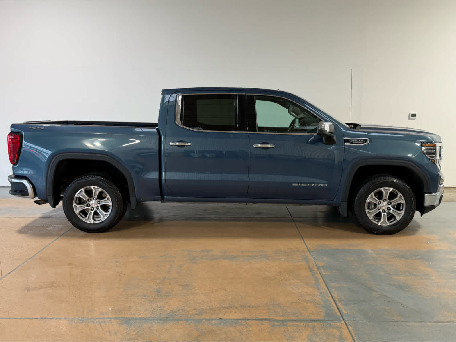 Used 2024 GMC Sierra 1500 SLT AWD/4WD image 6