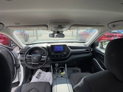Used 2024 Toyota Highlander LE FWD image 23