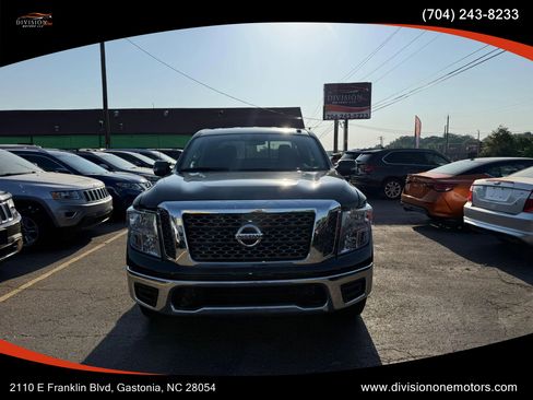 Used 2018 Nissan Titan SV AWD/4WD image 2
