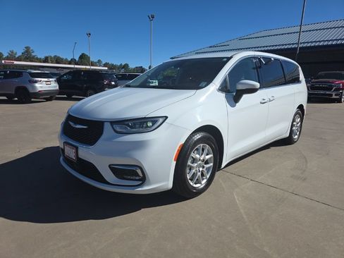 Used 2023 Chrysler Pacifica Touring-L FWD image 8