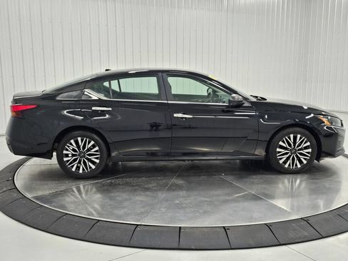 Used 2024 Nissan Altima 2.5 SV FWD image 7