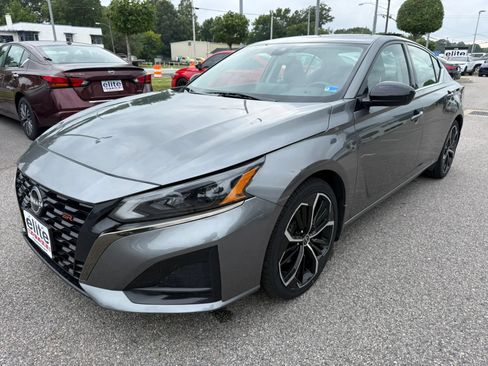 Used 2023 Nissan Altima 2.5 SR w/ SR Premium Package FWD image 3