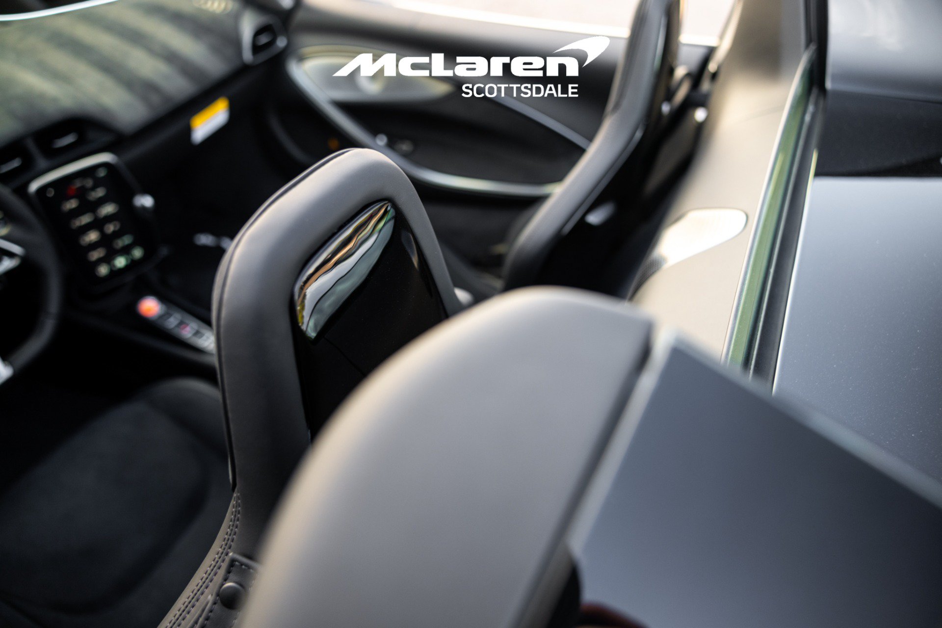 Used 2025 McLaren Artura Spider RWD image 38