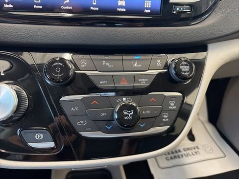 Used 2023 Chrysler Pacifica Touring-L FWD image 27