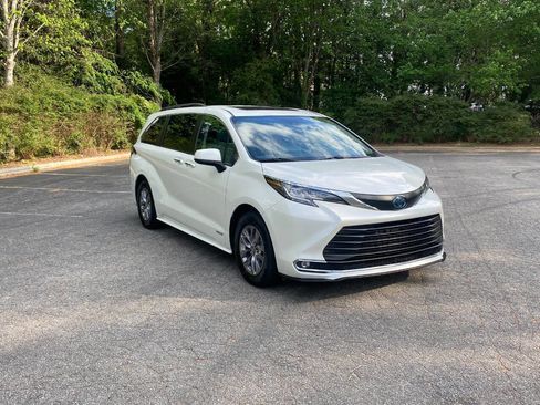 Used 2021 Toyota Sienna XLE image 3