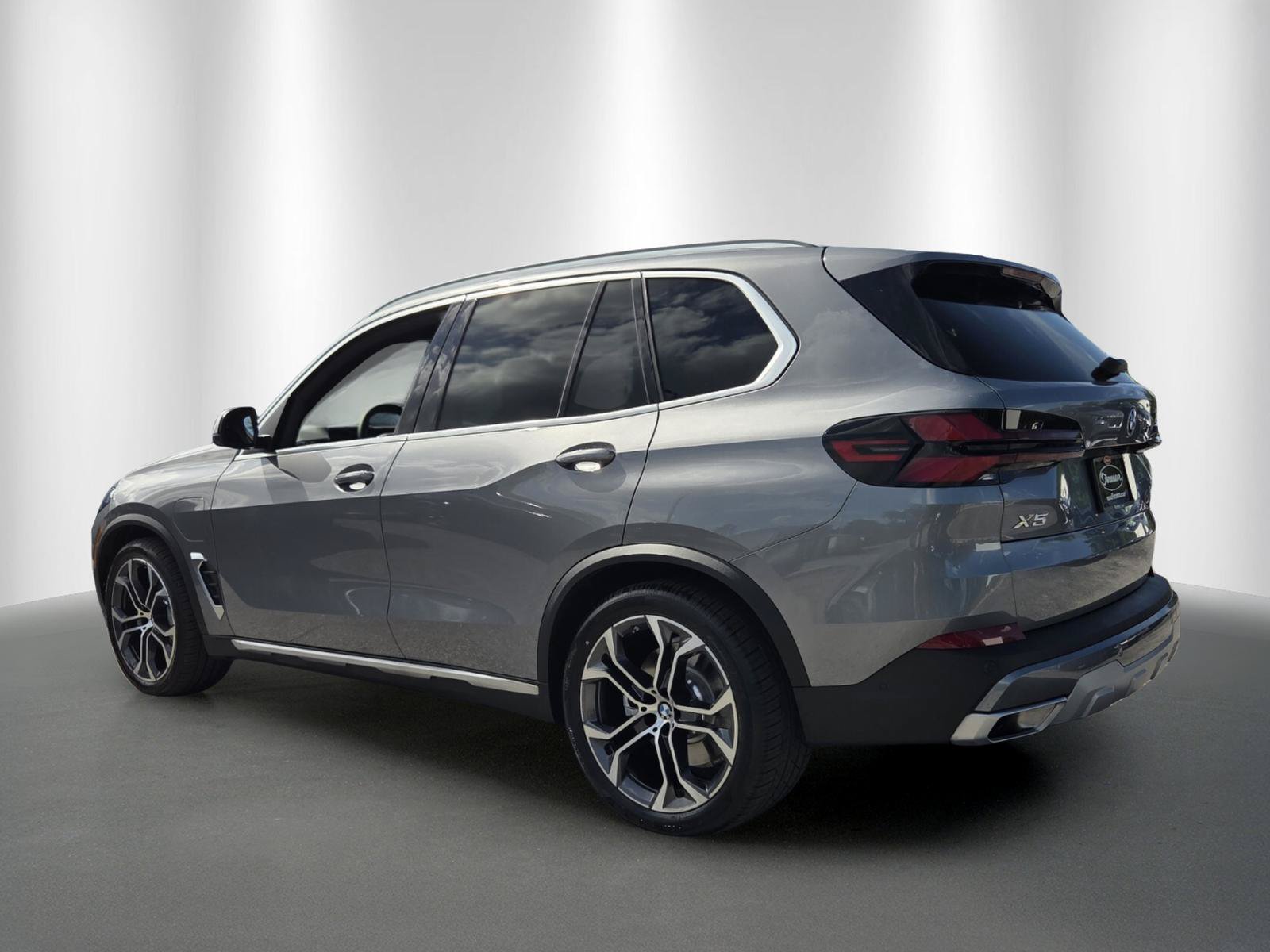 Used 2026 BMW X5 xDrive50e AWD/4WD image 4