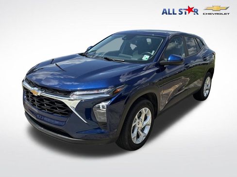 Used 2024 Chevrolet Trax LS w/ LS Convenience Package FWD image 1
