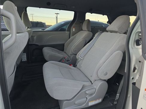 Used 2019 Toyota Sienna LE image 5