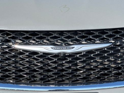 Used 2022 Chrysler Pacifica Touring-L image 43