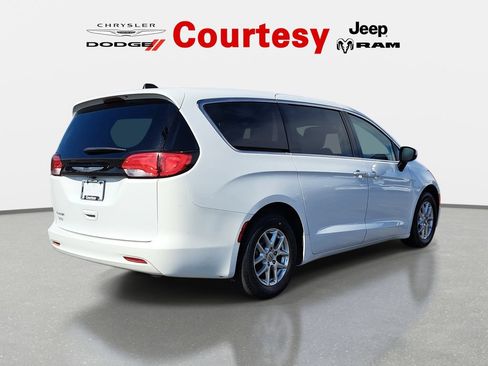 Used 2023 Chrysler Voyager LX FWD image 4
