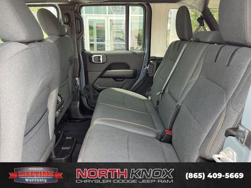 Used 2025 Jeep Wrangler Unlimited Sahara AWD/4WD image 12