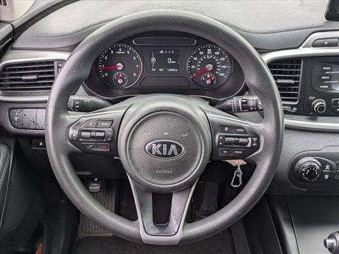 Used 2017 Kia Sorento L image 7