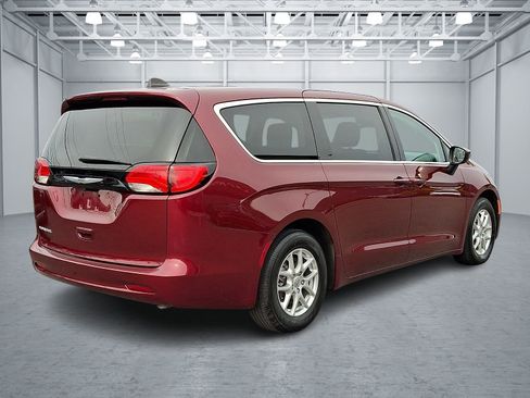 Used 2023 Chrysler Voyager LX FWD image 6