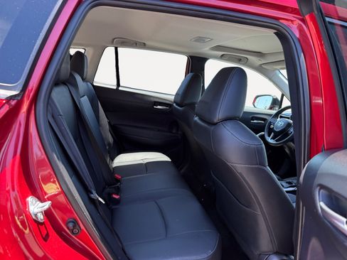 Used 2025 Toyota Corolla Cross XLE w/ Convenience Package FWD image 18