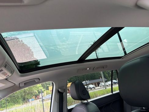 Used 2023 Volkswagen Tiguan SE w/ Panoramic Sunroof Package FWD image 23