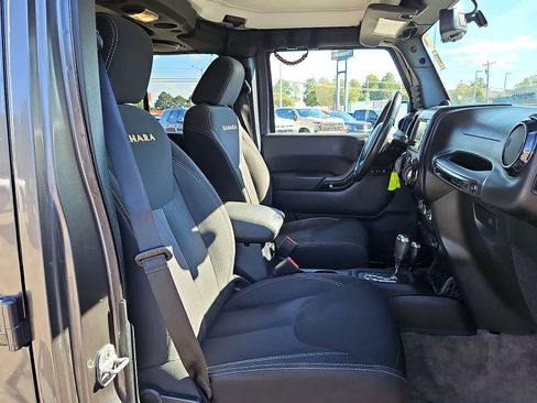 Used 2014 Jeep Wrangler Unlimited Sahara w/ Connectivity Group AWD/4WD image 29