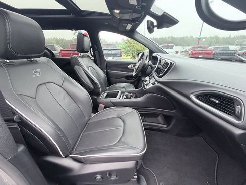 Used 2025 Chrysler Pacifica Limited FWD image 26