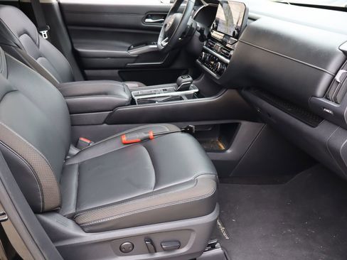 Used 2023 Nissan Pathfinder SL w/ Black Appearance Package FWD image 17