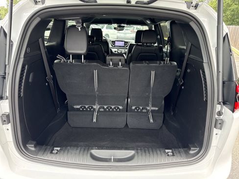 Used 2025 Chrysler Pacifica Select FWD image 33