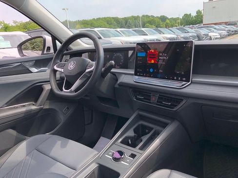 Used 2025 Volkswagen Tiguan SE w/ Panoramic Sunroof Package AWD/4WD image 18