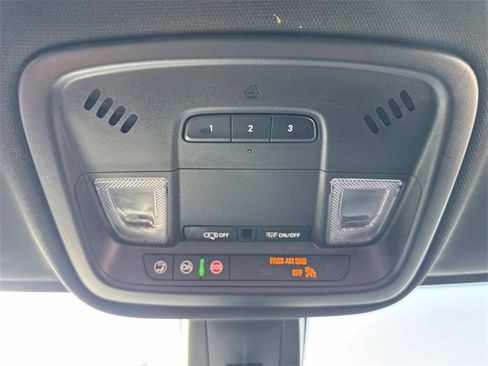 Used 2023 Chevrolet Traverse Premier image 21