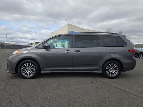 Used 2018 Toyota Sienna XLE image 8