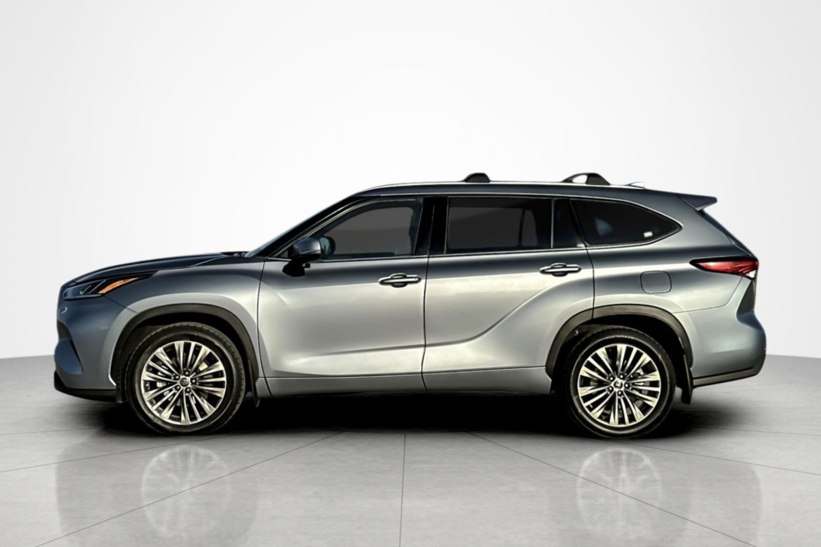 Certified 2022 Toyota Highlander Platinum FWD image 2