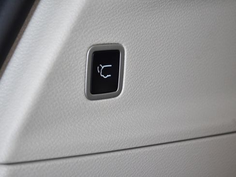 Used 2023 Chrysler Pacifica Touring-L FWD image 9