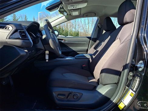 Used 2021 Toyota Camry LE image 12