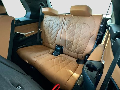 Used 2023 BMW X7 xDrive40i w/ M Sport Package image 28