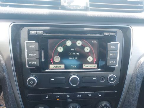 Used 2015 Volkswagen Passat 1.8T SE FWD image 14