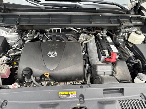 Used 2021 Toyota Highlander LE AWD/4WD image 12